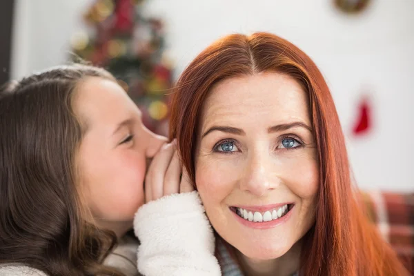 Córka mówi jej matka w tajemnicy Bożego Narodzenia — Zdjęcie stockowe