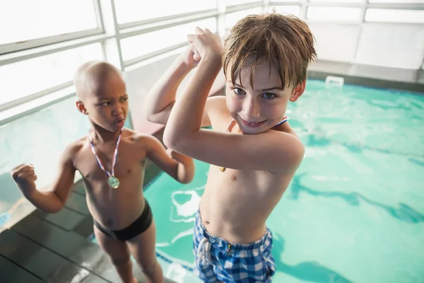 Ragazzi in piedi a bordo piscina con medaglie — Foto Stock