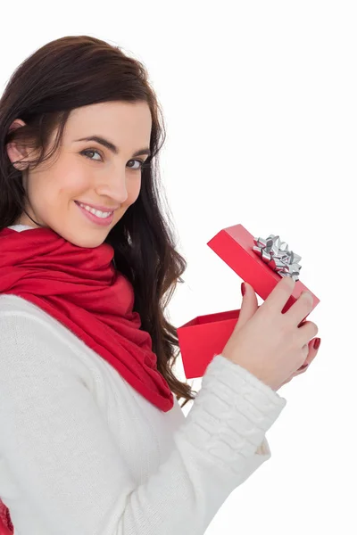 Sonriente morena abriendo regalo de Navidad — Foto de Stock