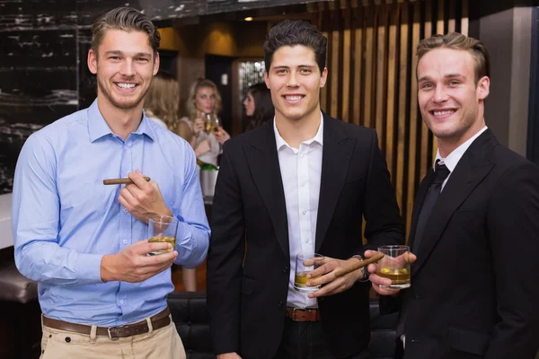 Knappe vrienden heeft in een drankje samen — Stockfoto