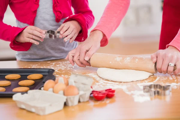 Feestelijke moeder en dochter maken van christmas cookies — Stockfoto