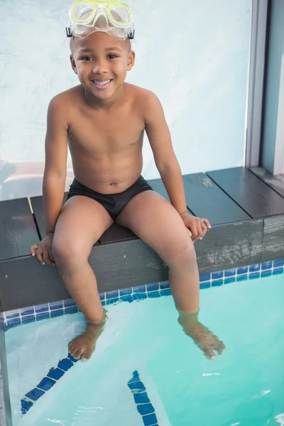 Menino sentado à beira da piscina — Fotografia de Stock