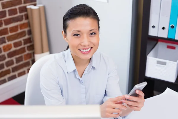 Messagerie texte exécutive féminine au bureau — Photo