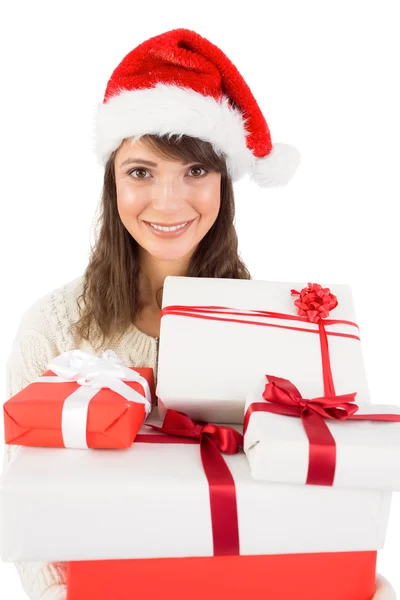 Świąteczny brunetka gospodarstwa stos prezentów — Zdjęcie stockowe