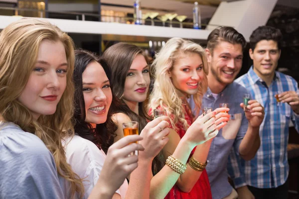 Happy vänner ha en drink tillsammans — Stockfoto
