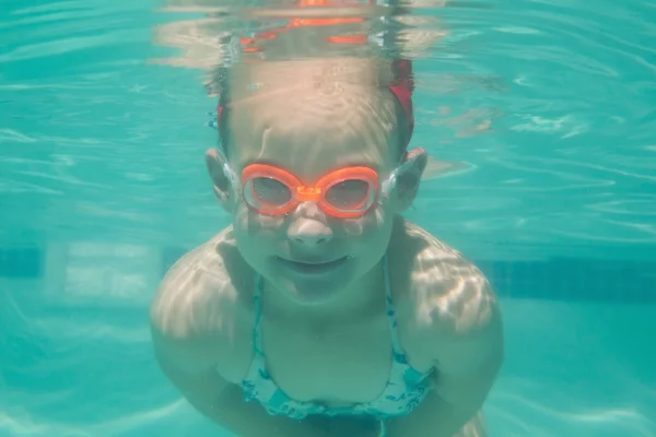 Nettes Kind posiert unter Wasser im Pool — Stockfoto