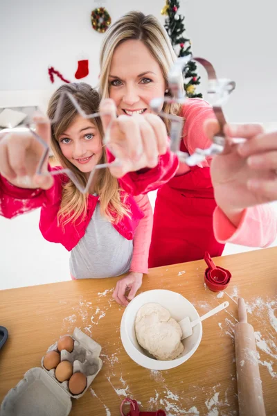 节日的母亲和女儿做圣诞小甜饼 — 图库照片
