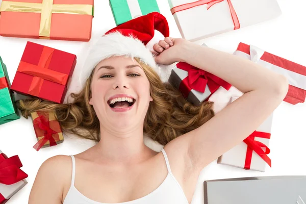 Mujer sonriente tendida en el suelo con regalos a su alrededor —  Fotos de Stock