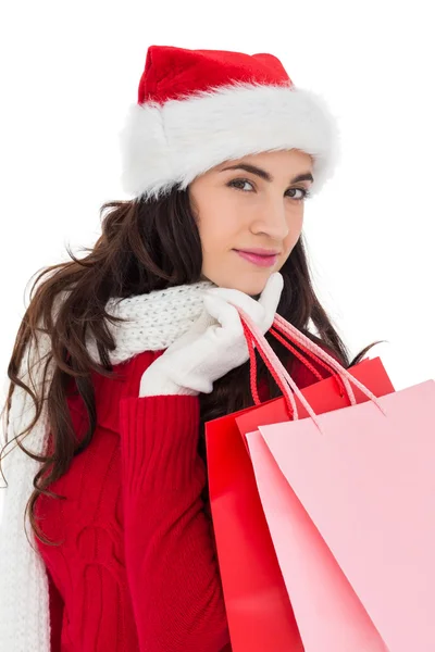 Mooie brunette in winter slijtage houden shopping tassen — Stockfoto