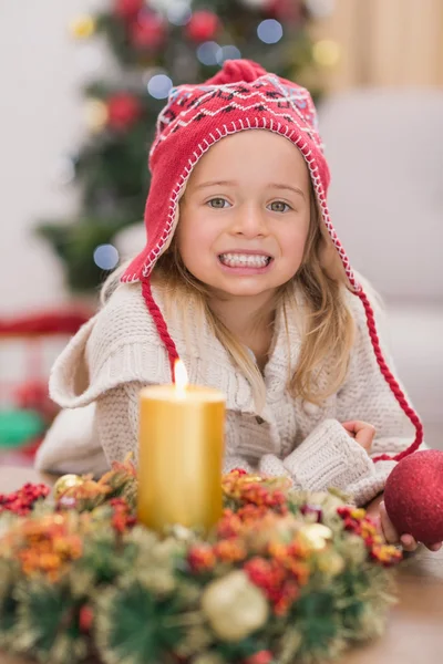 Το χαριτωμένο κοριτσάκι χαμογελώντας τα Χριστούγεννα — Φωτογραφία Αρχείου