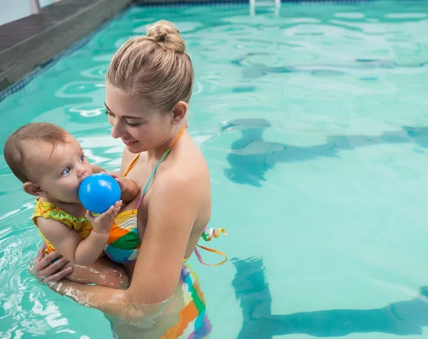 Moeder en baby bij zwembad — Stockfoto