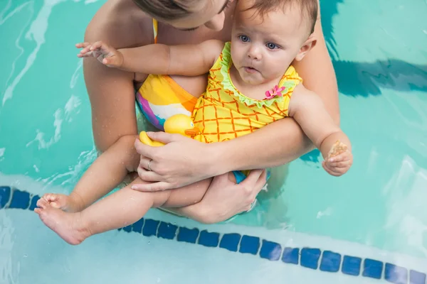 Mère et bébé à la piscine — Photo