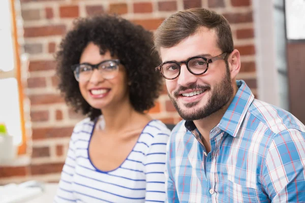 Jóvenes empresarios sonriendo en la oficina — Foto de Stock