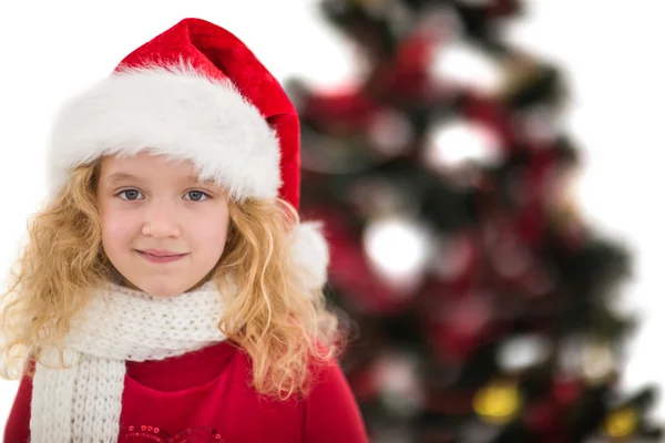Bambina festiva in cappello e sciarpa di Babbo Natale — Foto Stock