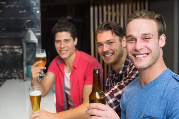 Young men drinking beer together — Stock Photo, Image