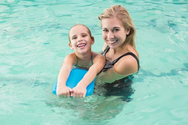 幸福的母亲和女儿在游泳池里 — 图库照片