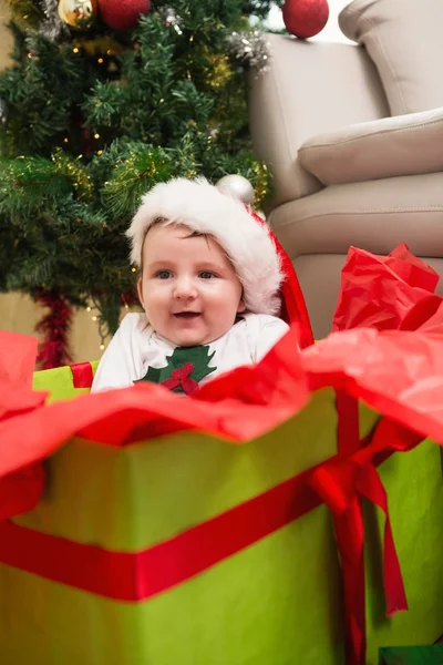 Netter kleiner Junge im großen Weihnachtsgeschenk — Stockfoto