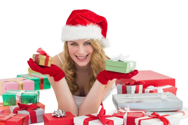 Donna in cappello di Babbo Natale posa sul pavimento mentre tiene i regali — Foto Stock
