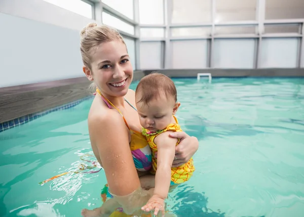 Moeder en baby bij zwembad — Stockfoto