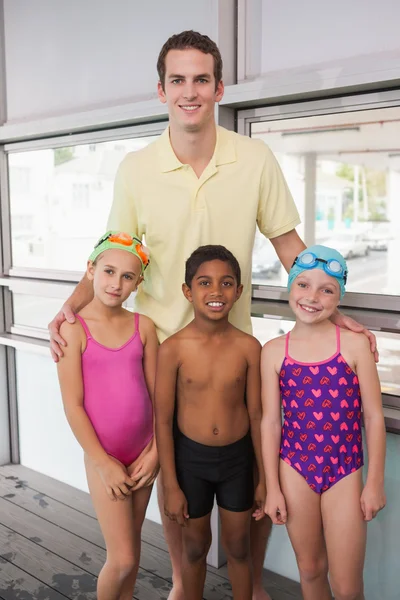 Entraîneur de natation avec les étudiants au bord de la piscine — Photo