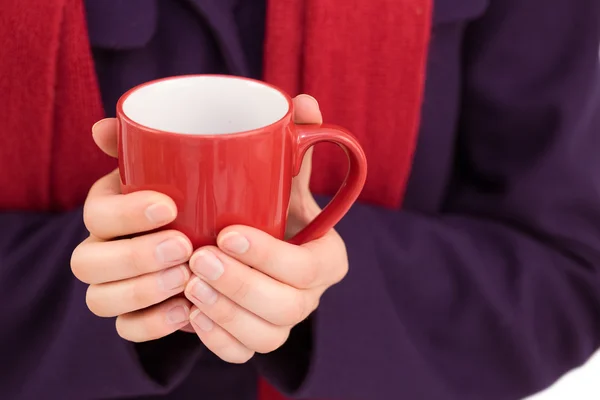 Close up de uma mulher em roupas quentes segurando caneca — Fotografia de Stock