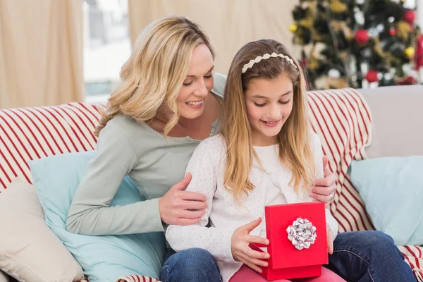 Córka otwierając prezent na Boże Narodzenie z matka — Zdjęcie stockowe