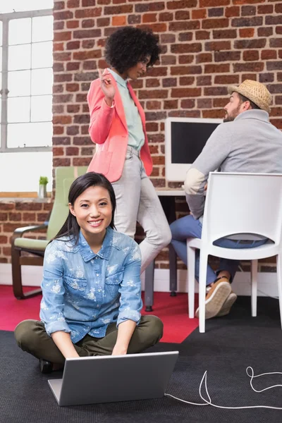 Woman using laptop — Stock Photo, Image