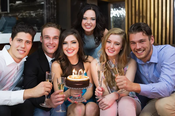 Amigos atractivos celebrando un cumpleaños — Foto de Stock