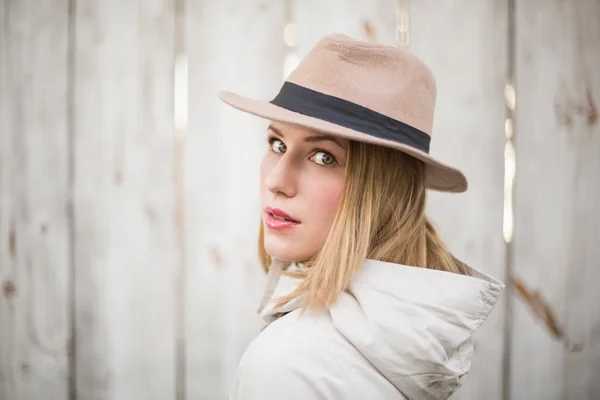 Mulher loira bonita com chapéu olhando por cima do ombro — Fotografia de Stock