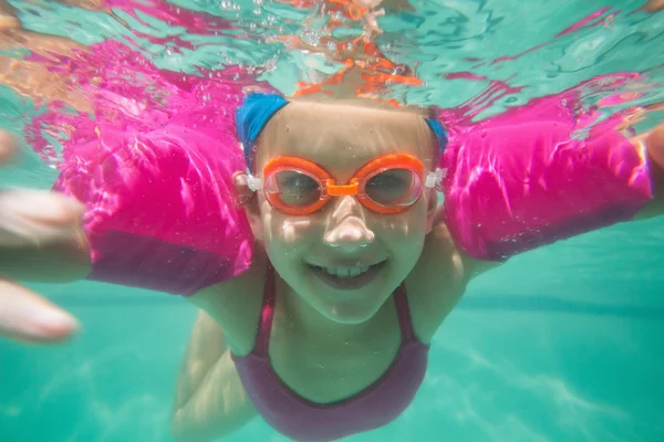 Mignon enfant posant sous l'eau dans piscine — Photo