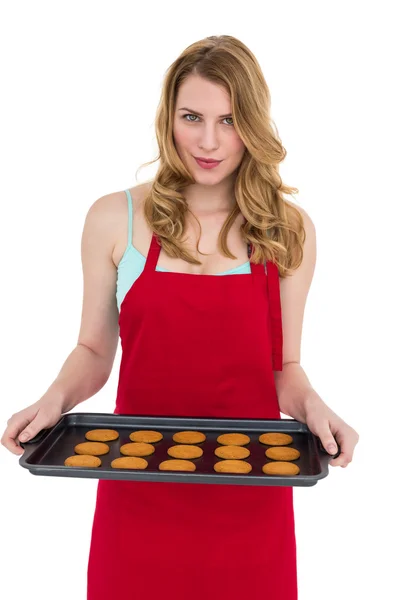 Söt blondin visar heta cookies — Stockfoto