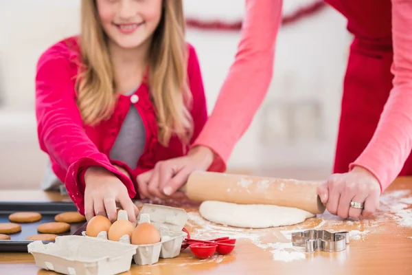 Festive madre e figlia fare biscotti di Natale — Foto Stock