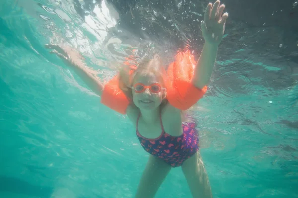 Nettes Kind posiert unter Wasser im Pool — Stockfoto