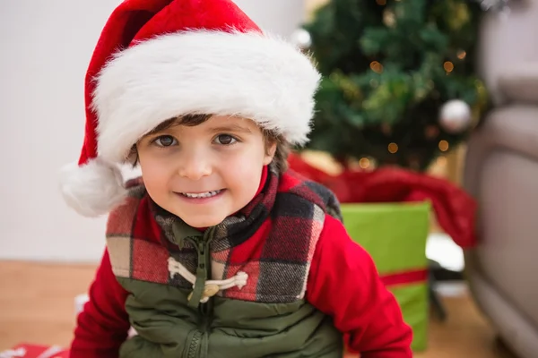 Carino festivo bambino sorridente a fotocamera — Foto Stock
