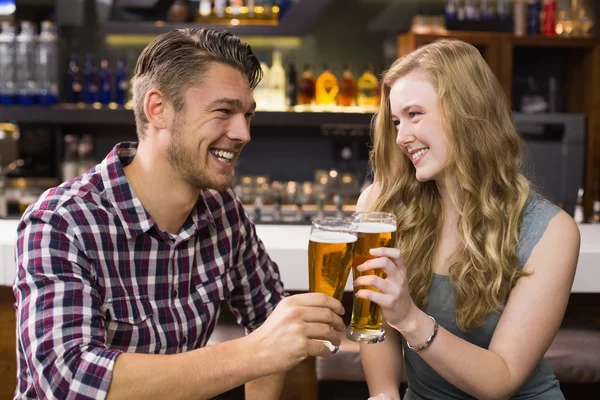 年轻的夫妇在一起喝一杯 — 图库照片