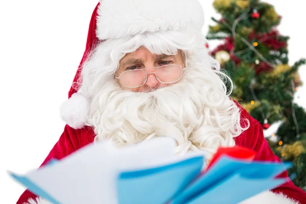 Papá Noel mostrando muchas cartas — Foto de Stock