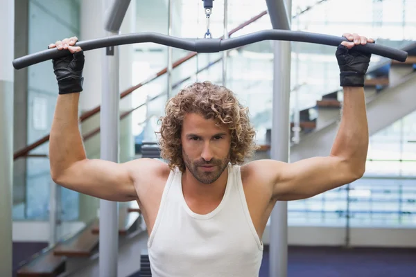 Hombre ejercitándose en la máquina lat — Foto de Stock