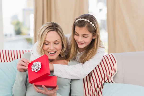 Mother opening christmas gift with daughter — Stock Photo, Image