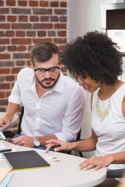 Bildredaktörer på jobbet i office — Stockfoto