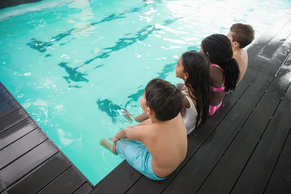 Bambini piccoli seduti a bordo piscina — Foto Stock