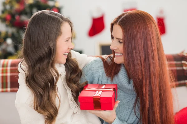 Filha dando a sua mãe um presente de Natal — Fotografia de Stock