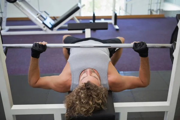 Uomo che solleva il bilanciere in palestra — Foto Stock