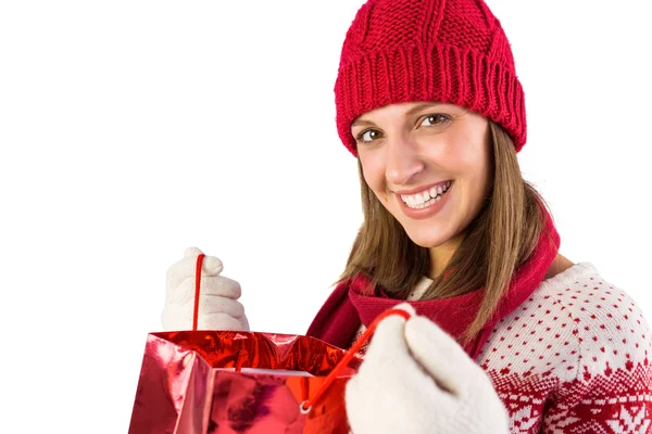 Rubia festiva abriendo una bolsa de regalo —  Fotos de Stock