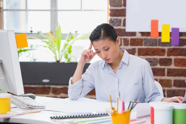 Mujer concentrada trabajando en escritorio de oficina — Foto de Stock