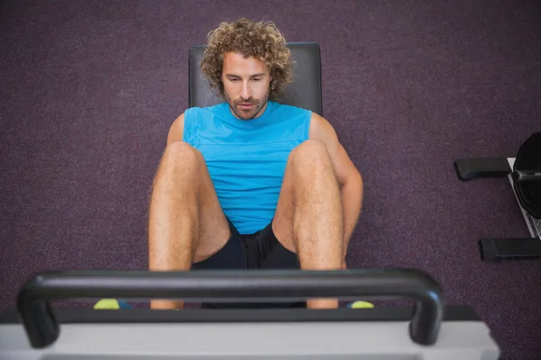 Hombre haciendo prensas de piernas en el gimnasio — Foto de Stock