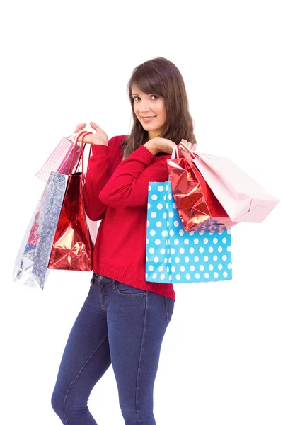 Gelukkig brunette bedrijf shopping tassen — Stockfoto