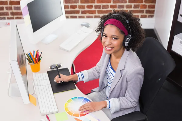 Editor de fotos femenino sonriente usando digitalizador — Foto de Stock