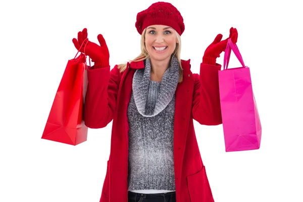 Blonde en vêtements d'hiver tenant des sacs à provisions — Photo