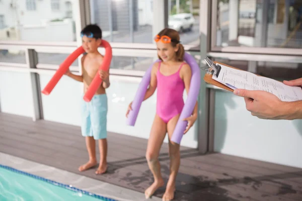 Schwimmtrainer hält Klemmbrett am Pool — Stockfoto