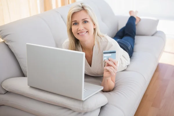 Vackra blonda handla online med laptop — Stockfoto